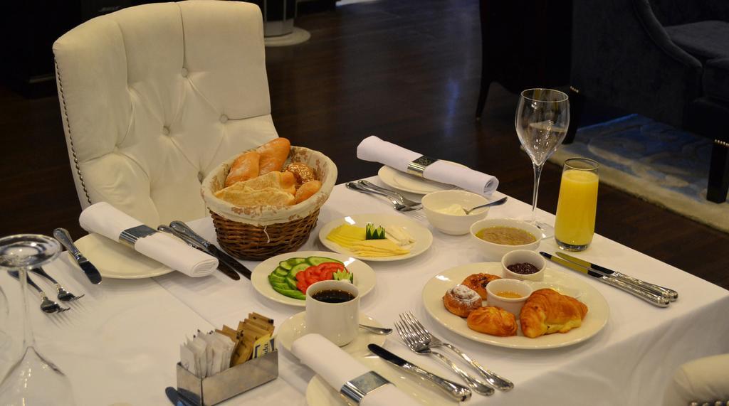 Sun City Hotel - The Gabriel Cairo Phòng bức ảnh A typical breakfast